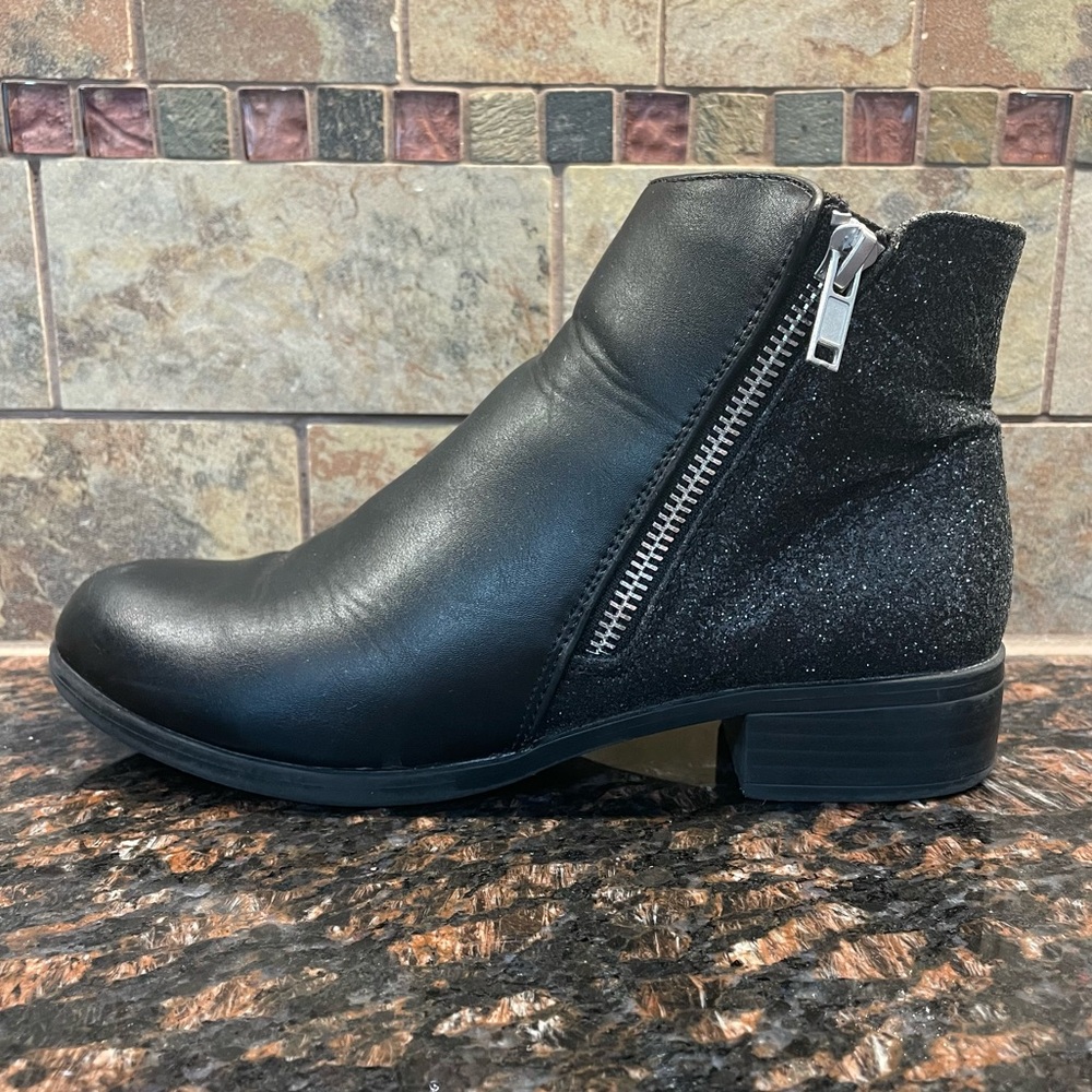 Kelly & Katie Girls Black Size 4 Ramona Ankle Boots Side Zipper Heel & Glitter